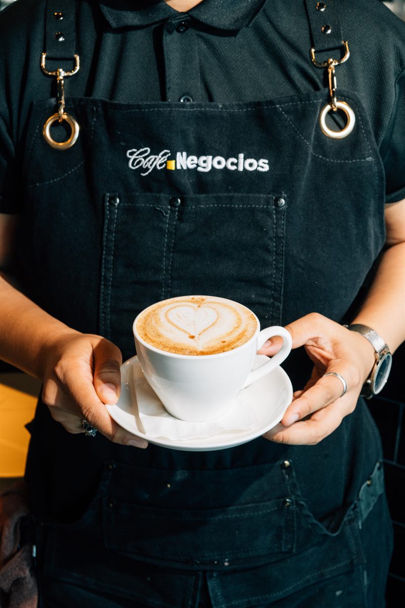 Barista sirviendo café