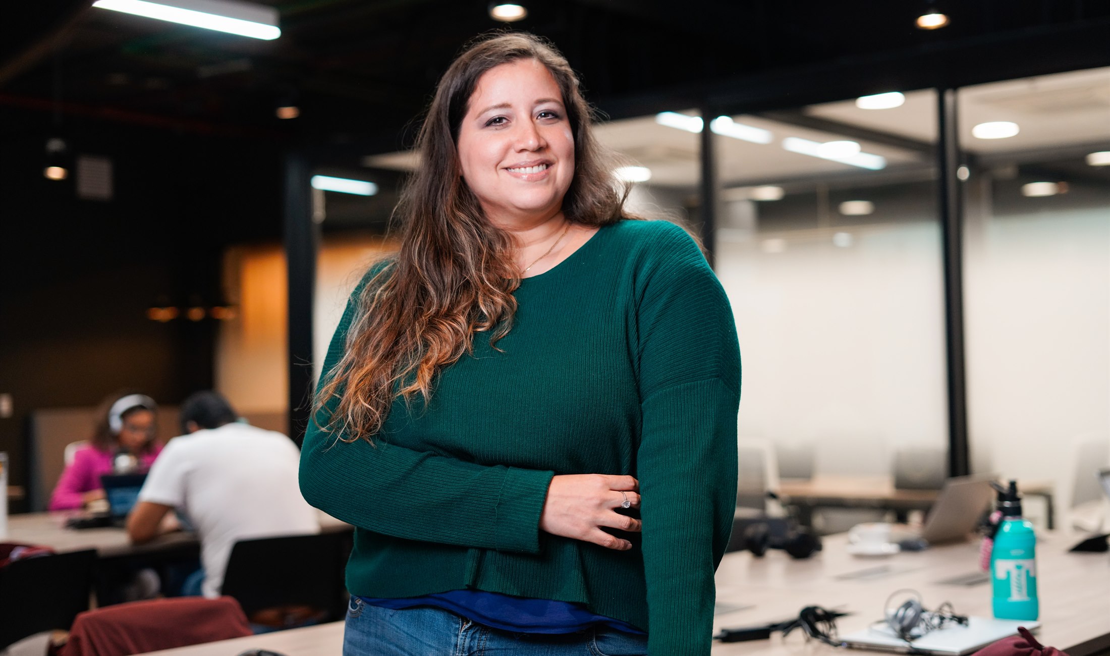 Profesional en BeProductive con área de trabajo al fondo